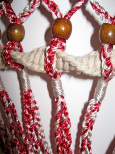 Ejemplo de la minuciosidad de los nudos empleados en los veleros: ahora empleados en el marco de una obra.